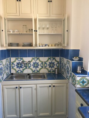 Cookware/dishes/utensils