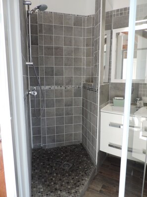 Casa exclusiva, baño privado, vista al jardín (Gîte La Haute Cormerie)