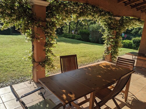 A Modern Charming Villa with shared pool in the Luberon National Park
