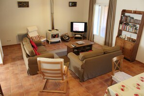 Tv, dvd-afspiller, bøger, musikbibliotek