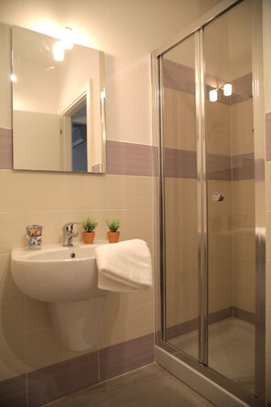 Shower, hair dryer, towels, soap - Rebecca's fable (Castelsardo)