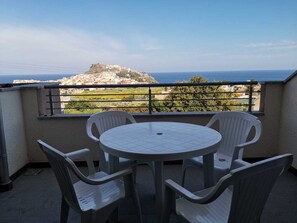 Outdoor dining - Rebecca's fable (Castelsardo)