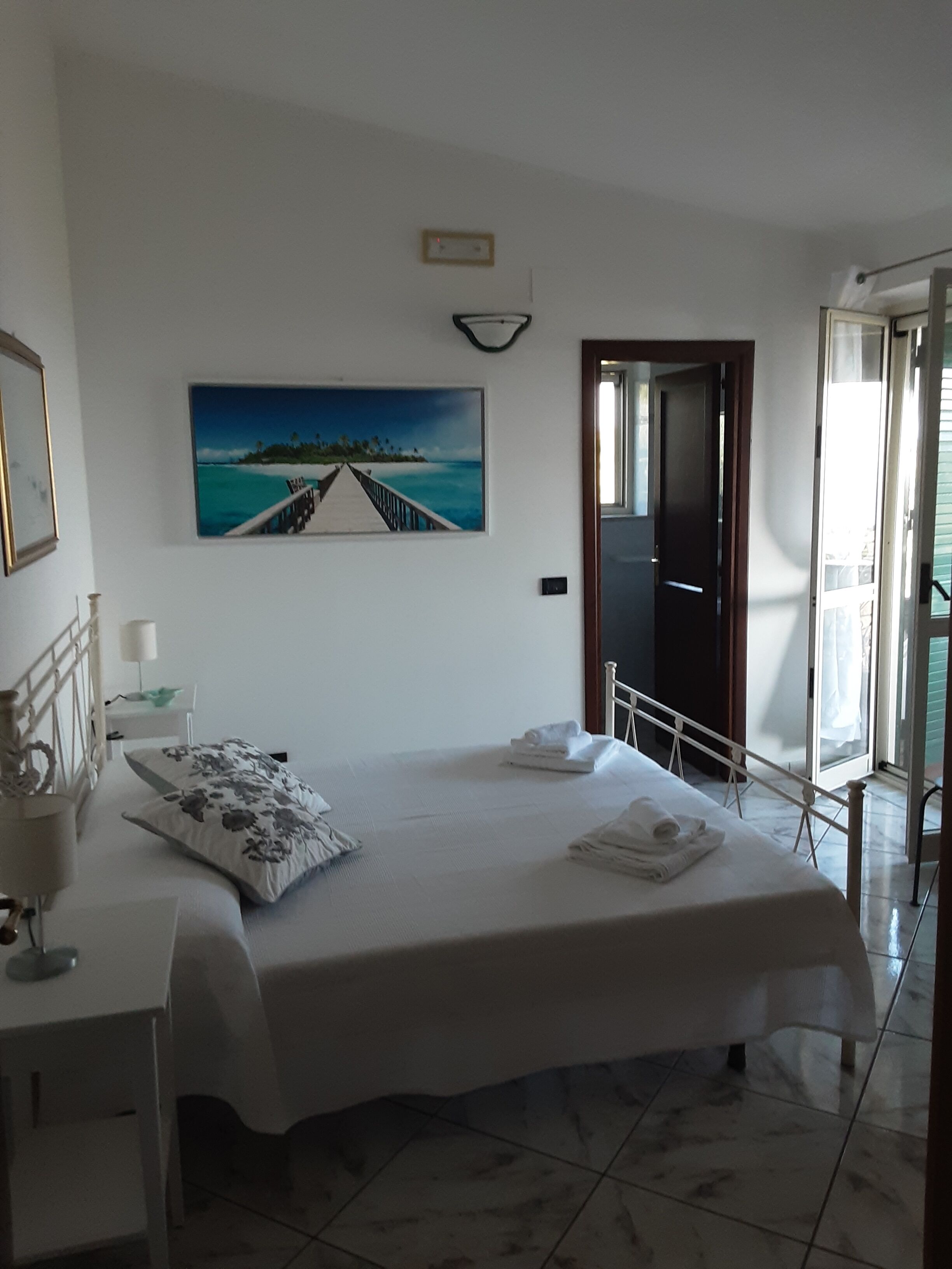BAY-MOON APARTMENTS. Bedroom with double bed, bathroom, small terrace <br>view.