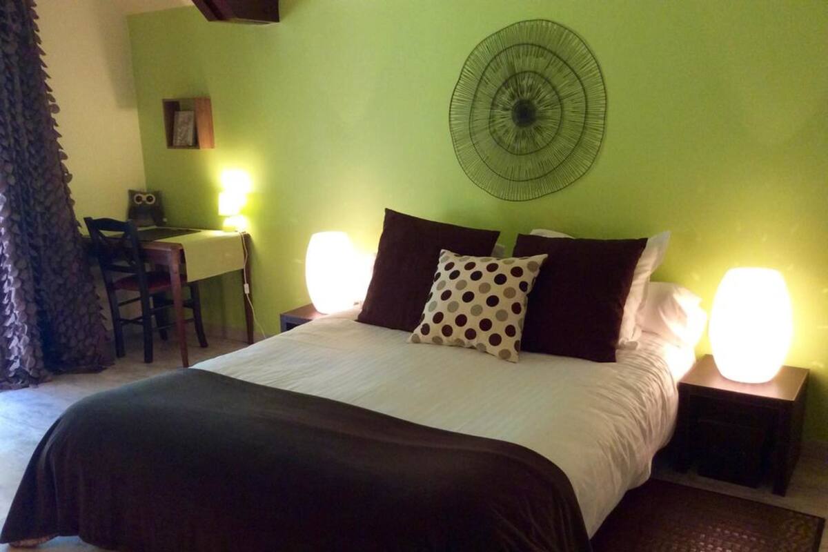 Premium bedding, in-room safe, blackout curtains, soundproofing