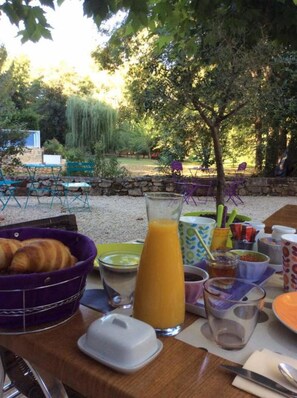 Desayuno continental gratuito y diario
