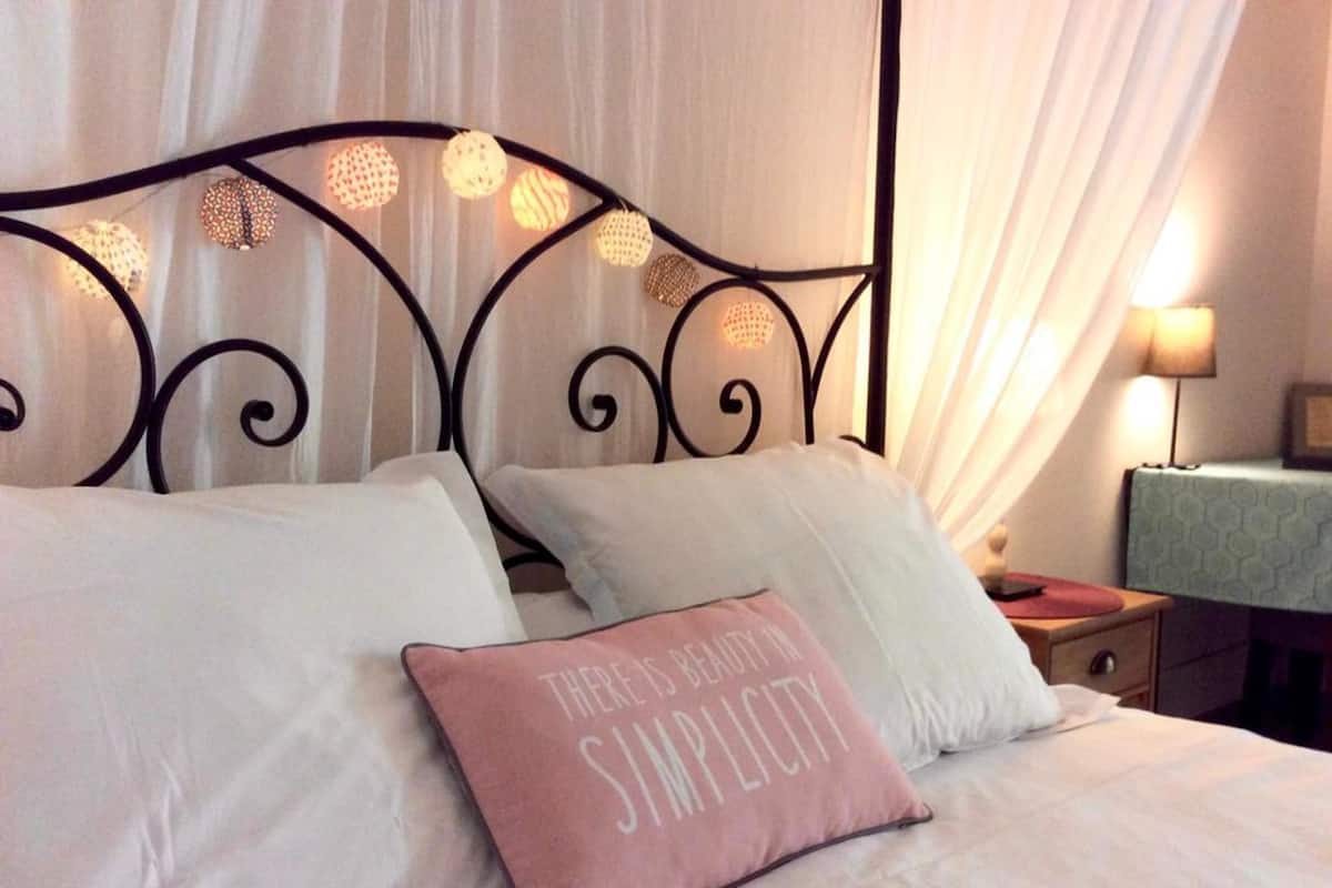 Tweepersoonskamer (Baldaquin) | Luxe beddengoed, een kluis op de kamer, individueel gedecoreerd