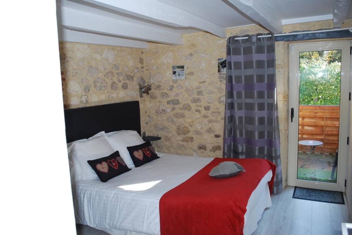 Premium bedding, in-room safe, blackout curtains, soundproofing