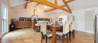 The Loft-Stylish Stay – Sleeps 6