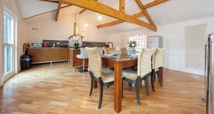 The Loft-Stylish Stay – Sleeps 6