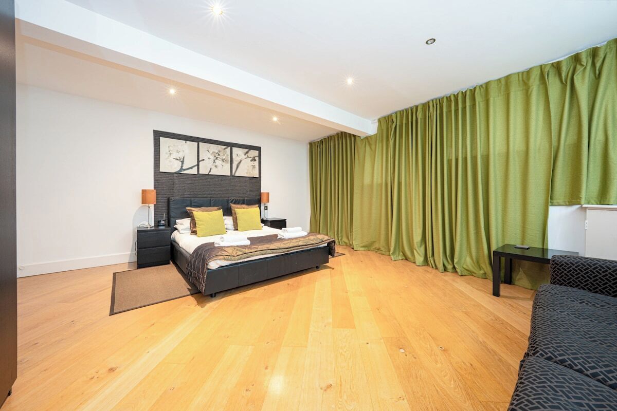 3 bedrooms, iron/ironing board, WiFi (free), bed sheets