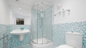 A bathroom with a glass-enclosed shower, a pedestal sink, and a toilet. - The Loft-Stylish Stay – Sleeps 6 (Southport)