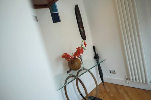 The Loft-Stylish Stay – Sleeps 6