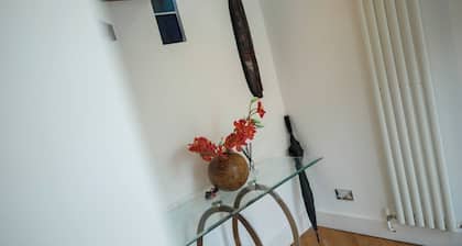 The Loft-Stylish Stay – Sleeps 6