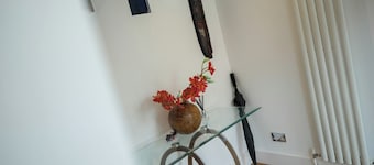 The Loft-Stylish Stay – Sleeps 6