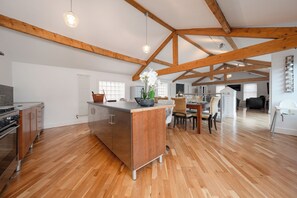 雪櫃、微波爐、焗爐、爐具