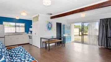 Nhà dành cho gia đình, 3 phòng ngủ, phù hợp cho người khuyết tật, quang cảnh vườn | Khu phòng khách | TV màn hình phẳng