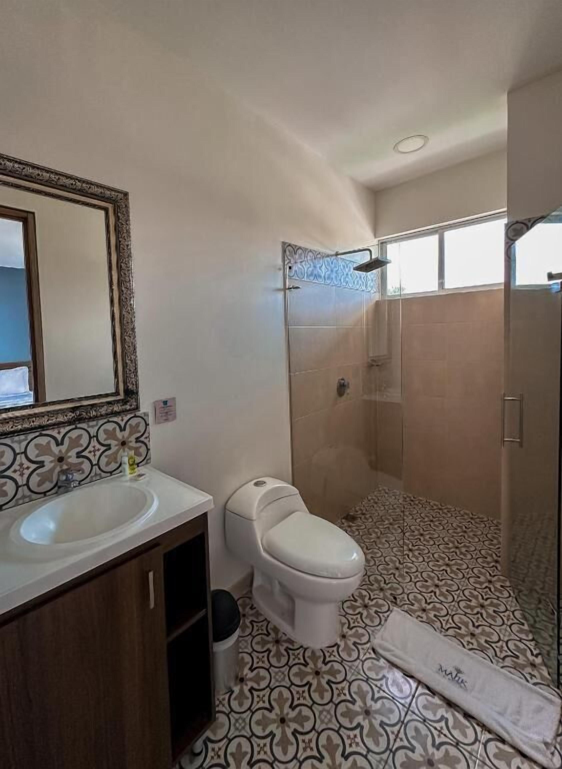 junior suite | bathroom | free toiletries, towels, soap, shampoo