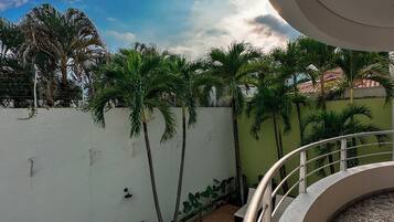 Una piscina al aire libre (de 08:00 a 19:00), tumbonas