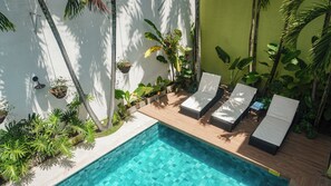 Outdoor pool, open 8:00 AM to 7:00 PM, pool loungers - Malik Hotel Boutique (Cali)