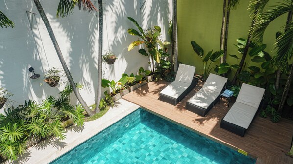 Outdoor pool, open 8:00 AM to 7:00 PM, pool loungers