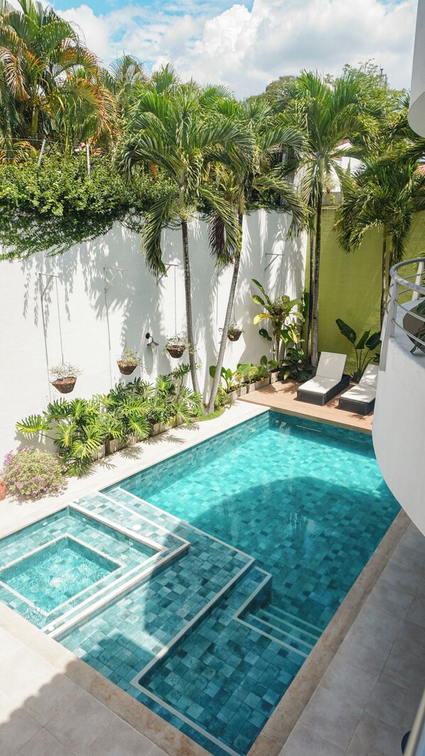 Outdoor pool, open 8:00 AM to 7:00 PM, pool loungers
