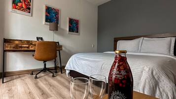 Superior tweepersoonskamer, balkon | Een kluis op de kamer, een bureau, verduisterende gordijnen, gratis wifi