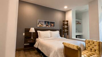 Superior con Jacuzzi | 1 habitación, caja de seguridad en la habitación y escritorio