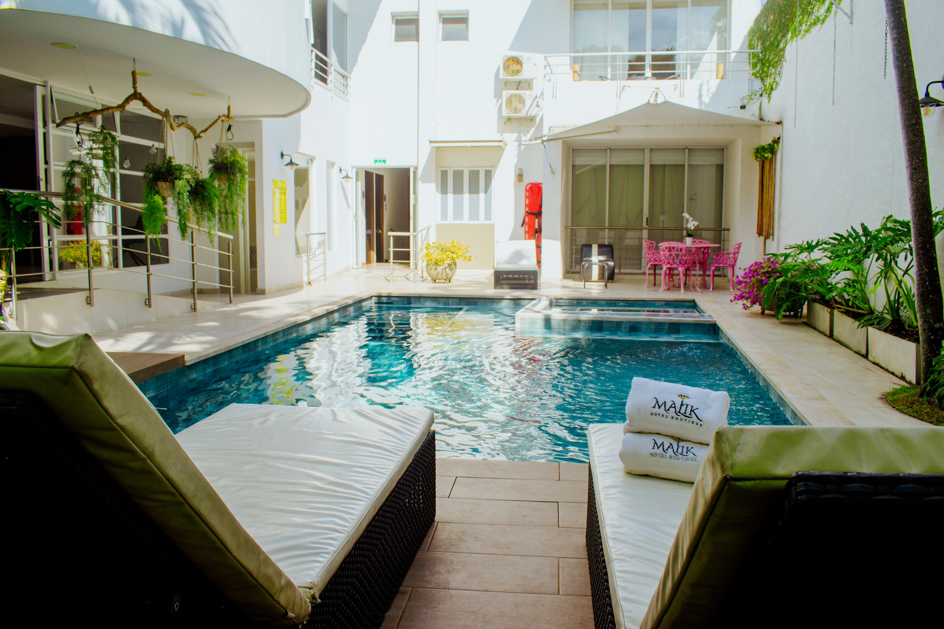 Piscina externa, funciona das 8h às 19h, espreguiçadeiras
