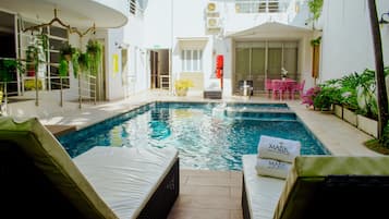 Piscina externa, funciona das 8h às 19h, espreguiçadeiras