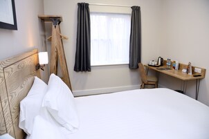 Habitación con 2 camas individuales | Escritorio, tabla de planchar con plancha, cuna de viaje y wifi gratis