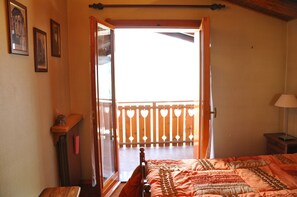 2 bedrooms, iron/ironing board