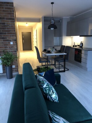 Deluxe Apartment, 1 Queen Bed, Non Smoking | 1 bedroom, iron/ironing board, free WiFi, bed sheets
