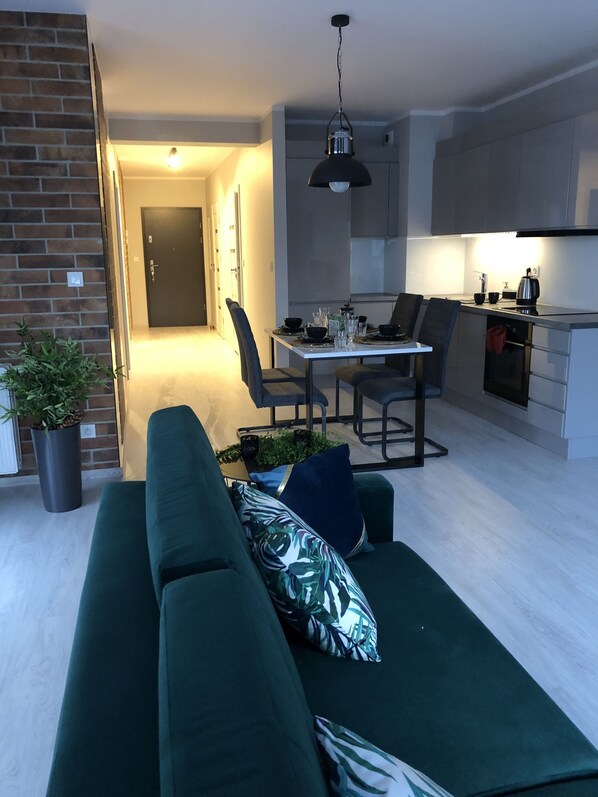 Deluxe Apartment, 1 Queen Bed, Non Smoking | 1 bedroom, iron/ironing board, free WiFi, bed sheets