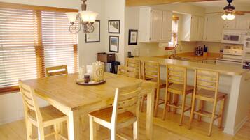 Townhome, Multiple Beds (Victorian Gables #G - Newly available) | In-room dining