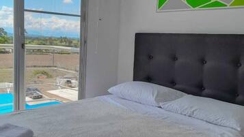 Family Apartment, 2 Bedrooms, Non Smoking, Balcony | 2 bilik tidur, peti besi dalam bilik, meja, langsir/tirai gelap terus