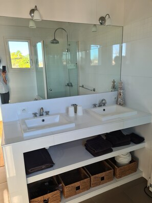Badewanne, Haartrockner, Handtücher, Toilettenpapier