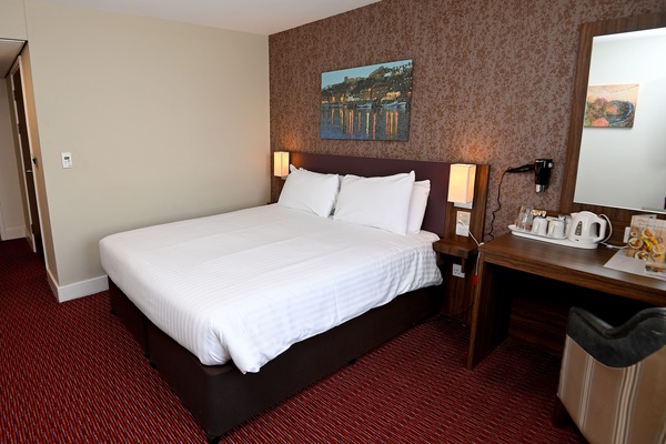 Escritorio, tabla de planchar con plancha, wifi gratis y ropa de cama