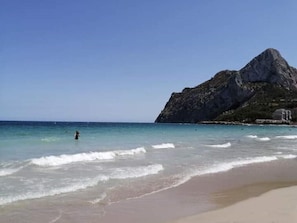 Nära stranden, solstolar och strandhanddukar