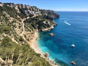 Nær stranden, solsenger og strandhåndklær