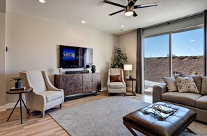 House, Multiple Beds (Livin On The Ledge) | Living area