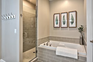 House, Multiple Beds (Livin On The Ledge) | Bathroom | Free toiletries, hair dryer, towels