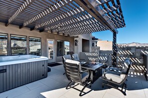 Casa, varias camas (Livin On The Ledge) | Restaurante al aire libre