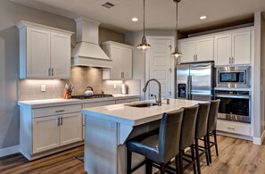 独立别墅, 多张床 (Livin On The Ledge) | 私人厨房 | 冰箱、微波炉、烤箱、电热水壶