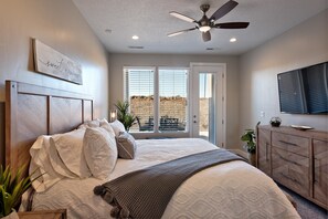 Casa, varias camas (Livin On The Ledge) | Tabla de planchar con plancha, wifi gratis, ropa de cama