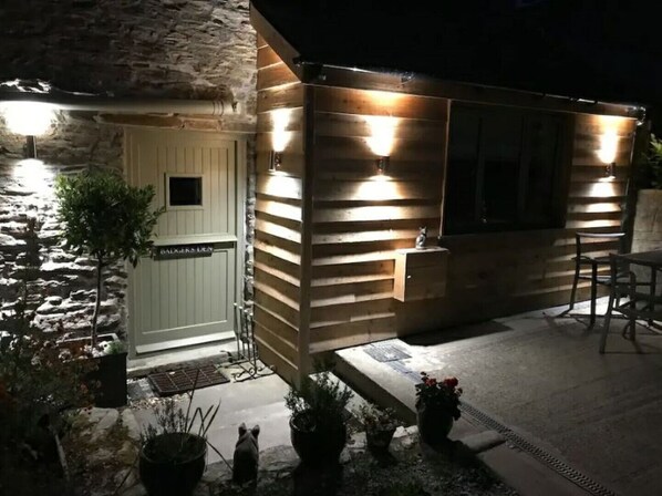 Exterior detail - A beautiful luxury apartment 2.5 miles from Fowey - Dog friendly. (Par)