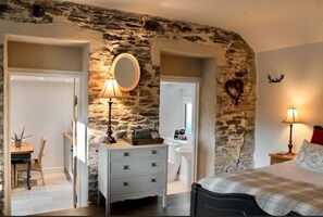 Iron/ironing board, free WiFi, bed sheets - A beautiful luxury apartment 2.5 miles from Fowey - Dog friendly. (Par)