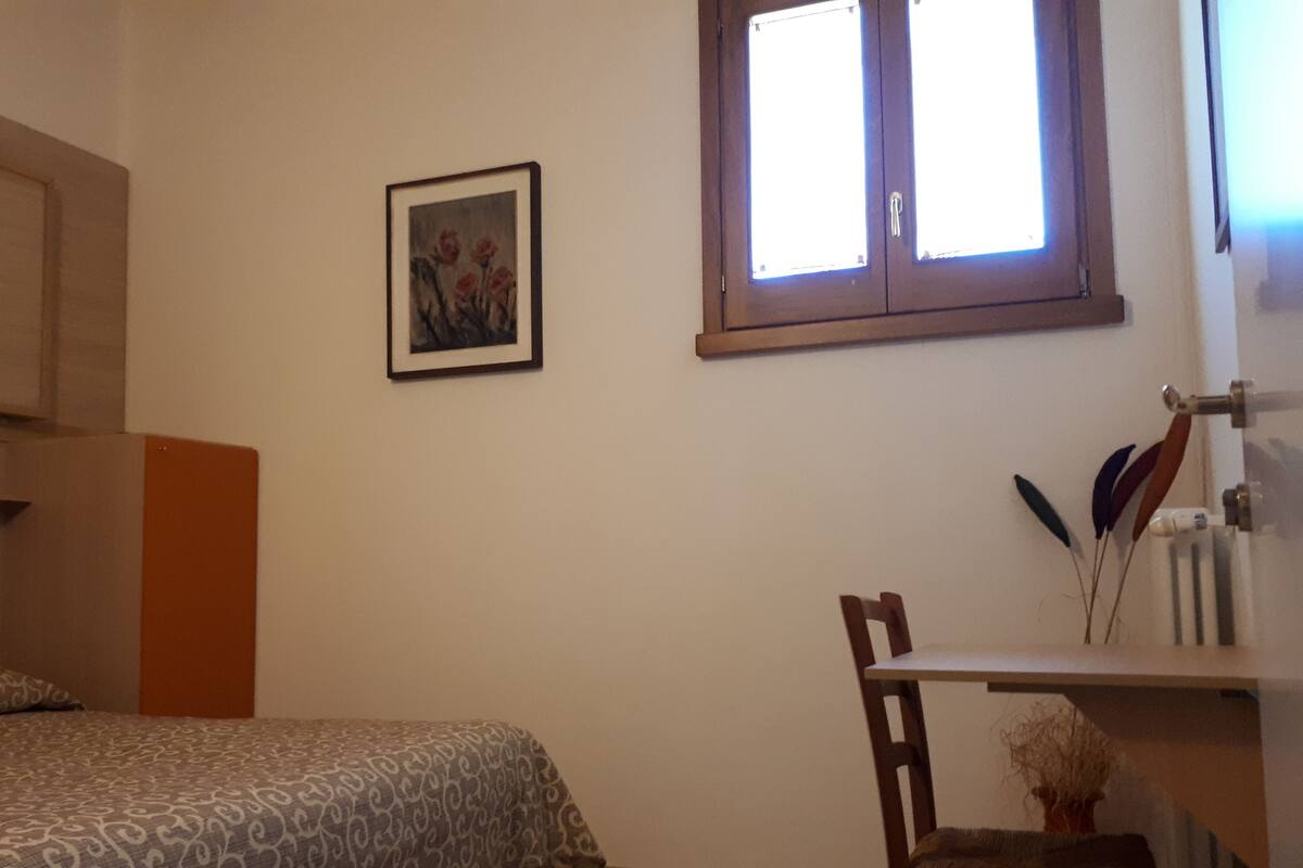 In-room safe, bed sheets