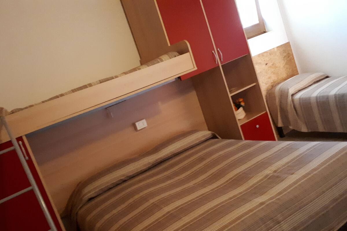 In-room safe, bed sheets