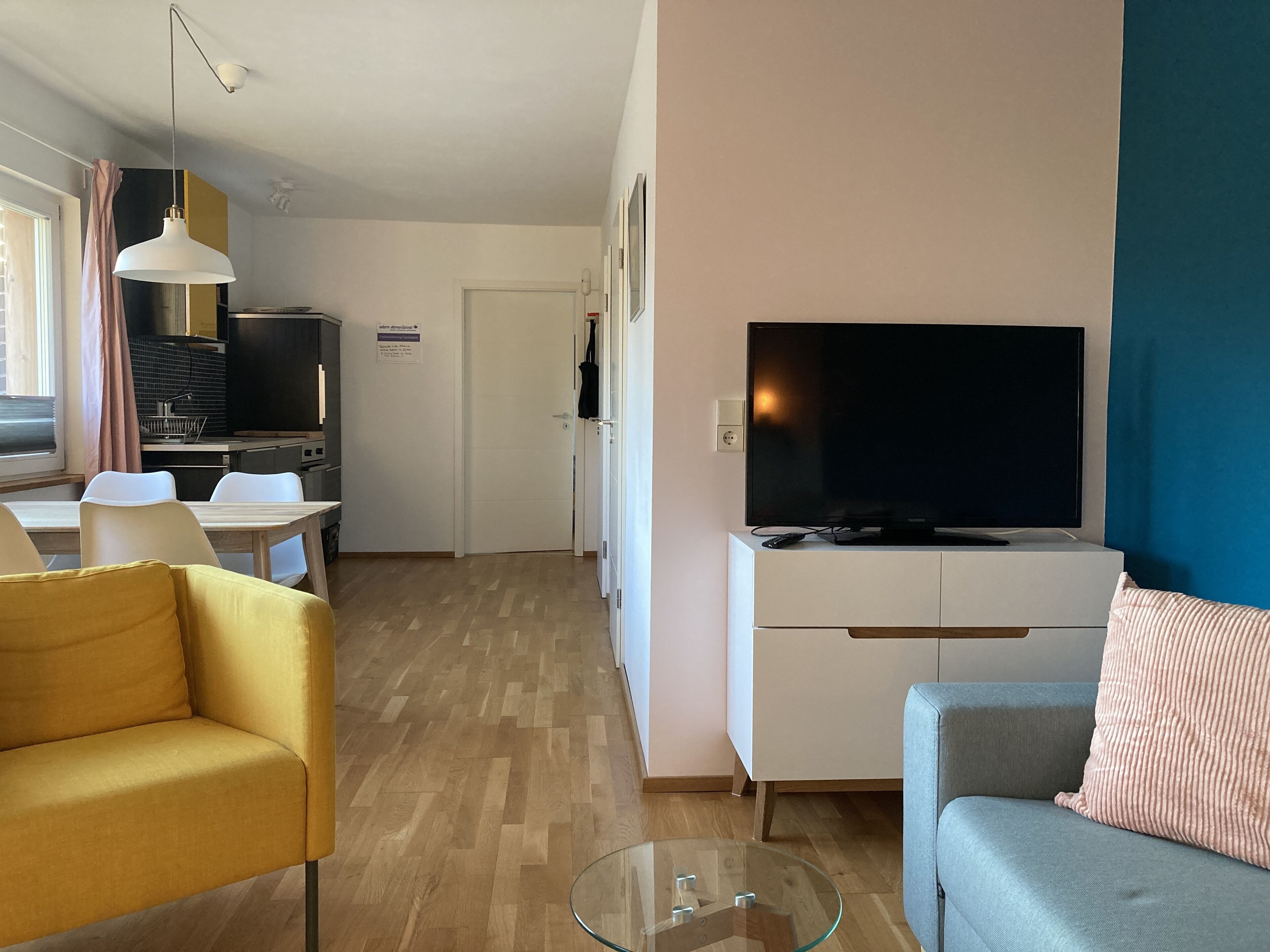 Smart-TV, Bücher, Stereoanlage
