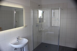 Apartamento, baño privado, vistas al lago | Baño